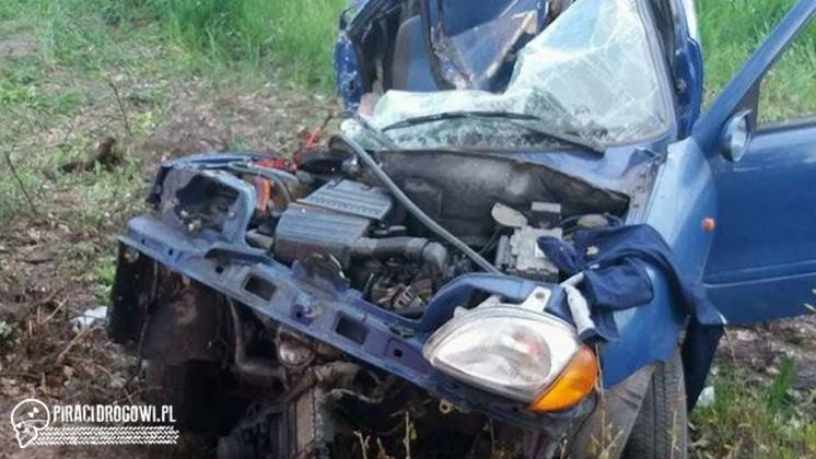 Kierowca wjechał w drzewo, zginęła młoda kobieta. Dramat na leśnej drodze