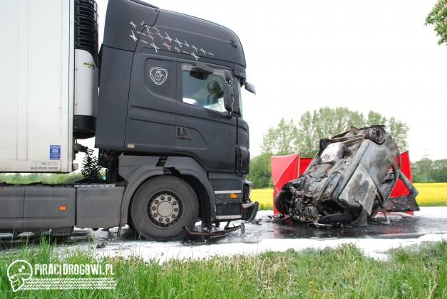 Czołowe zderzenia TIRA z osobówką. Kierowca opla spłonął w samochodzie!