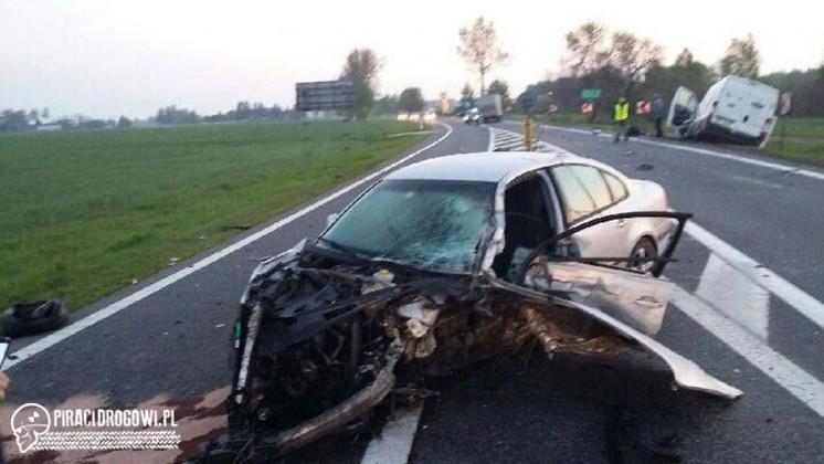 Trzy busy i passat zderzyły się na krajowej 7