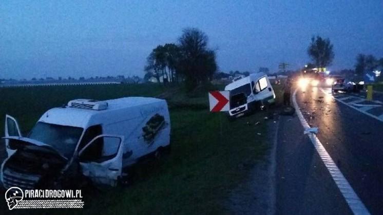 Trzy busy i passat zderzyły się na krajowej 7