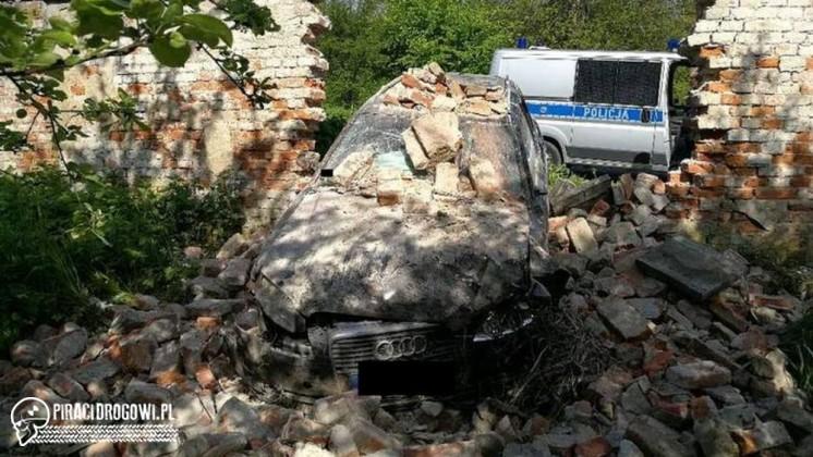 Audi "bez kierowcy" przebiło mur klasztoru sióstr Niepokalanek w Jarosławiu