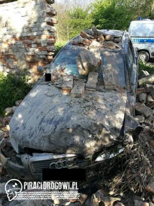 Audi "bez kierowcy" przebiło mur klasztoru sióstr Niepokalanek w Jarosławiu