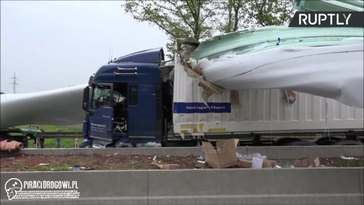 Niemcy. Na autostradzie ciężarówka wjechała w wystającą turbinę wiatrową 