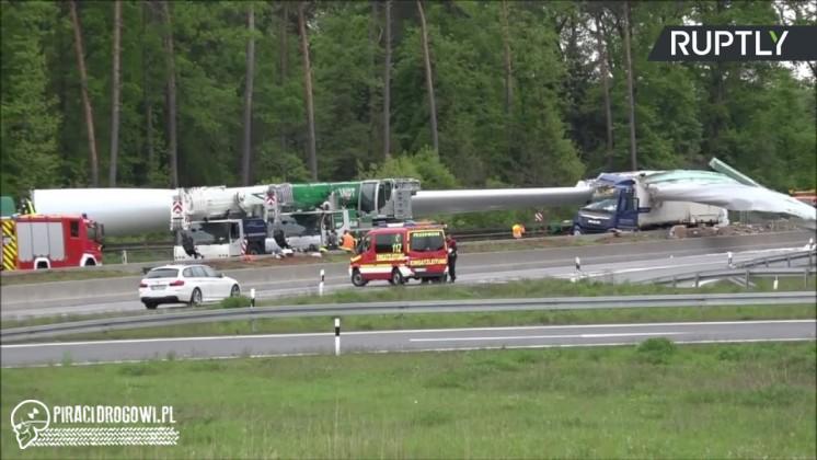 Niemcy. Na autostradzie ciężarówka wjechała w wystającą turbinę wiatrową 