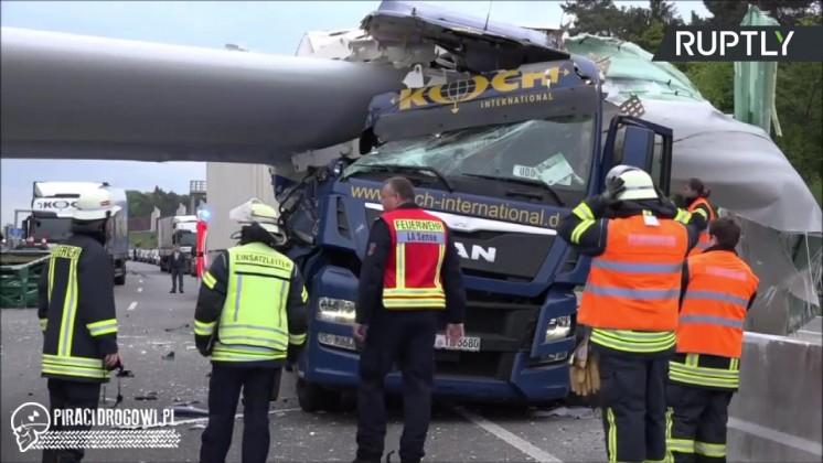 Niemcy. Na autostradzie ciężarówka wjechała w wystającą turbinę wiatrową 