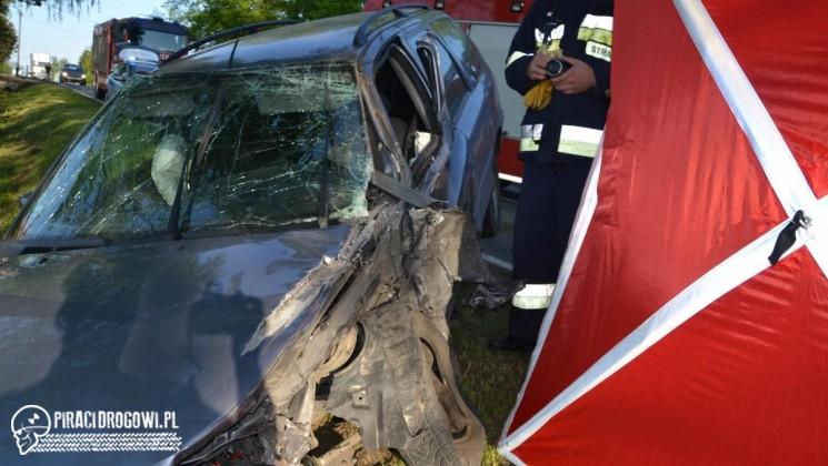 Po uderzeniu przez osobówkę, bus wywrócił się na bok. Sprawca bez prawa jazdy