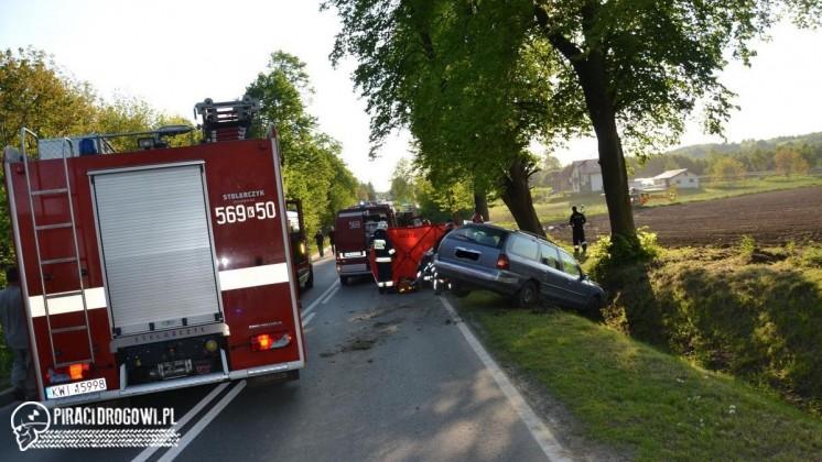 Po uderzeniu przez osobówkę, bus wywrócił się na bok. Sprawca bez prawa jazdy