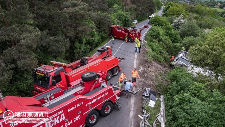 Czechy. Ciężarówka z 29 tonami osunęła się w przepaść. Wyciągali ją Polacy