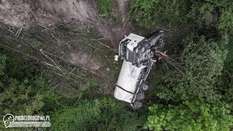 Czechy. Ciężarówka z 29 tonami osunęła się w przepaść. Wyciągali ją Polacy