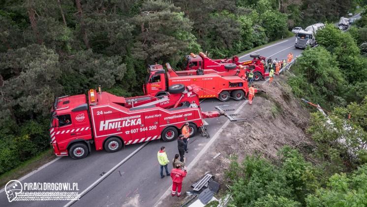 Czechy. Ciężarówka z 29 tonami osunęła się w przepaść. Wyciągali ją Polacy