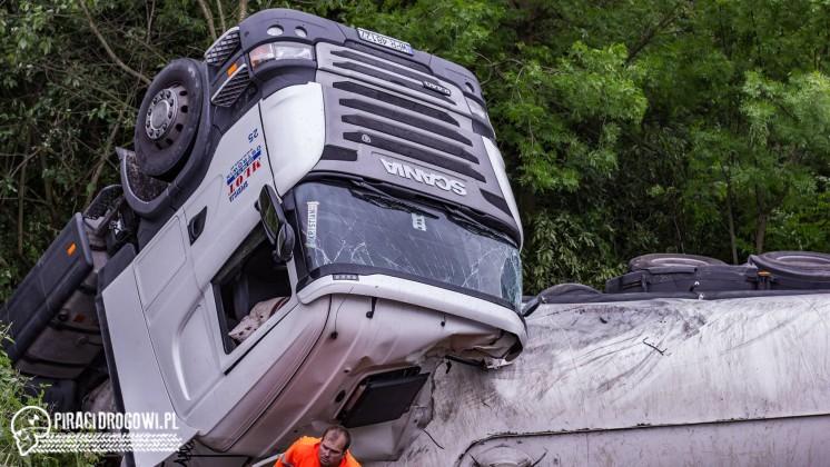 Czechy. Ciężarówka z 29 tonami osunęła się w przepaść. Wyciągali ją Polacy