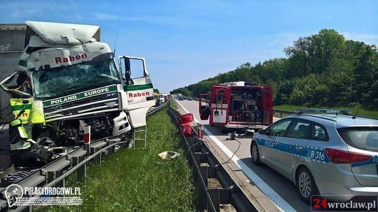 Kraksa dwóch ciężarówek na autostradzie A4