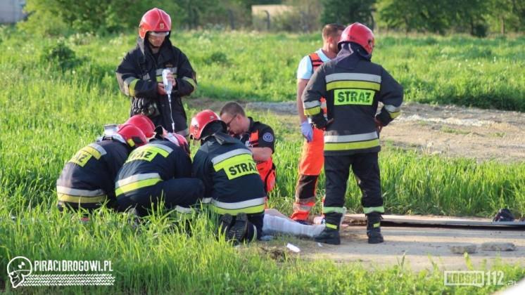 Motocykliście skończyła się droga i uderzył w znak. Ranne dwie osoby