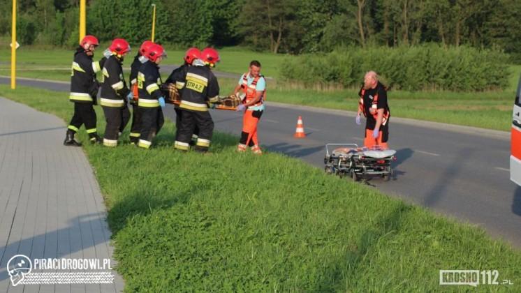 Motocykliście skończyła się droga i uderzył w znak. Ranne dwie osoby