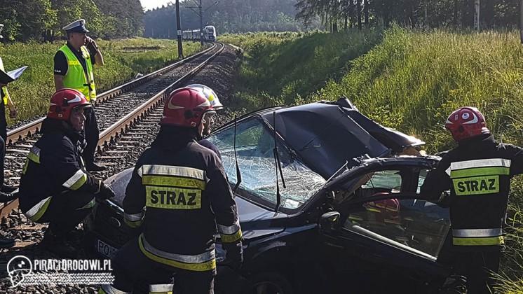 Pociąg Intercity wjechał w forda na przejeździe. Kierowca samochodu uwięziony