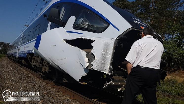 Pociąg Intercity wjechał w forda na przejeździe. Kierowca samochodu uwięziony