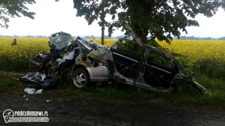 26-latek roztrzaskał opla o drzewo. Niestety chłopak nie przeżył