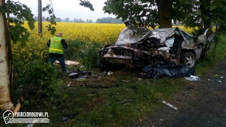 26-latek roztrzaskał opla o drzewo. Niestety chłopak nie przeżył