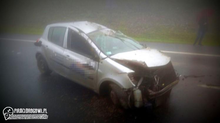 Kierowca wypadł z samochodu w czasie dachowania. Nie zapiął pasów?