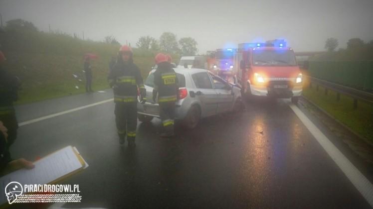 Kierowca wypadł z samochodu w czasie dachowania. Nie zapiął pasów?