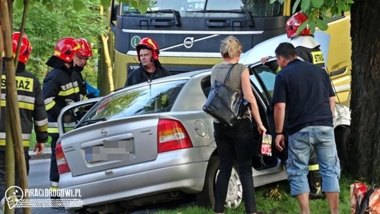 Zderzenie ciężarówki z oplem w Tychach