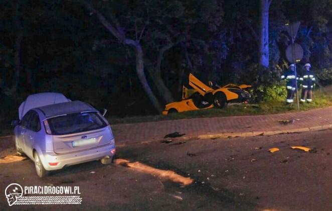 McLaren zderzył się z fordem. Kierowca wymusił pierwszeństwo na rondzie!