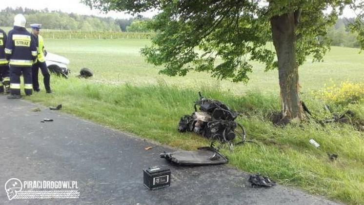 Potężne uderzenie audika w drzewo