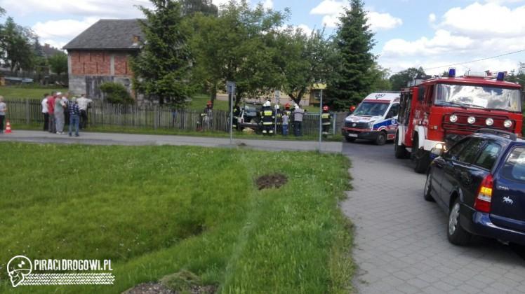 Oplem staranował ogrodzenie i uderzył w drzewo