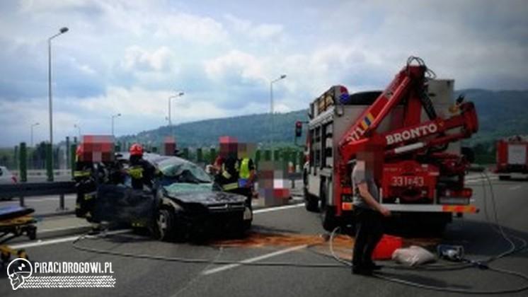 Dachowanie opla na S1. Pasażerka została ciężko ranna