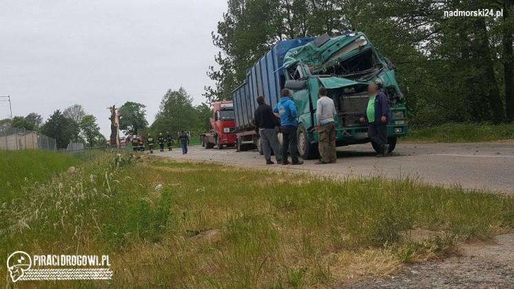 Drzewo przewróciło się na kabinę ciężarówki. Ranny kierowca