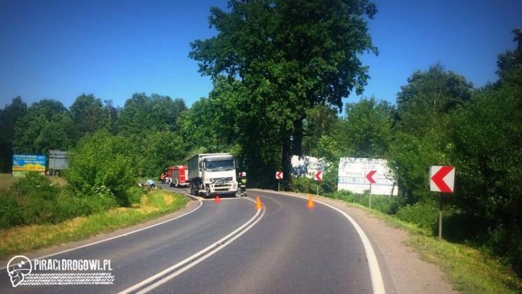 Opel rozerwany na kawałki, kierowca przeżył bo miał zapięte pasy