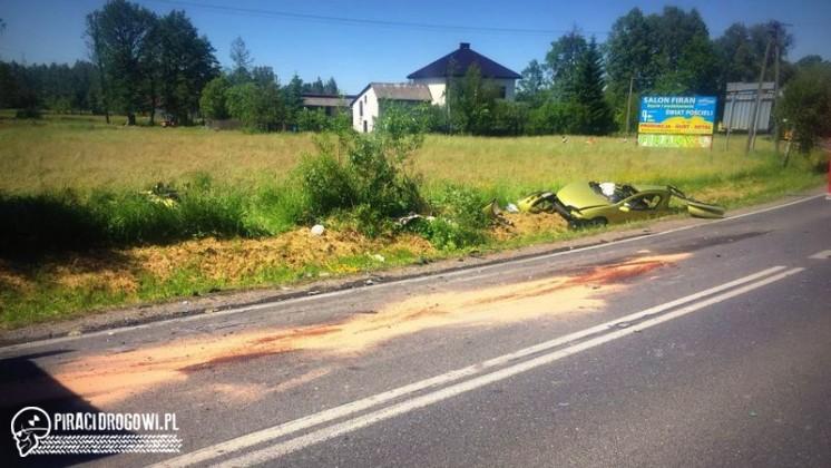 Opel rozerwany na kawałki, kierowca przeżył bo miał zapięte pasy