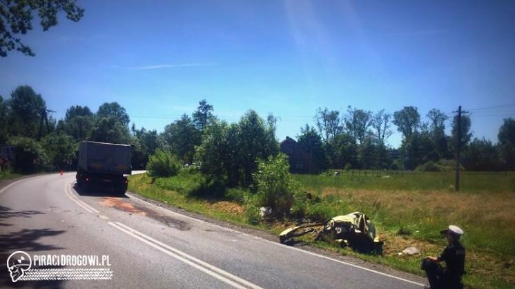 Opel rozerwany na kawałki, kierowca przeżył bo miał zapięte pasy