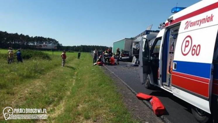 Zderzenie trzech ciężarówek i osobówki w Niedźwiedziu. W akcji LPR