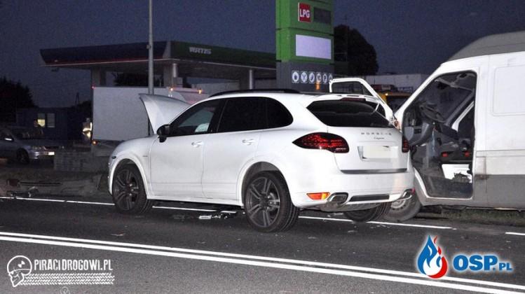 Porsche zderzyło się z busem na krajowej 5