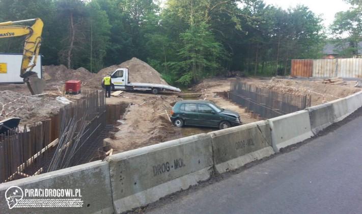 Kobieta wjechała volkswagenem polo na budowę mostu. Na trzeźwo.