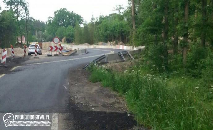 Kobieta wjechała volkswagenem polo na budowę mostu. Na trzeźwo.