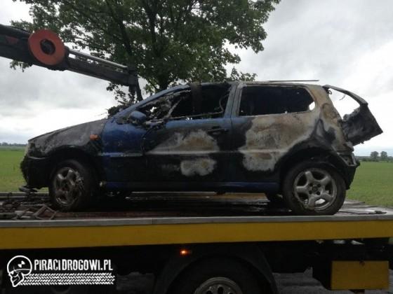 Volkswagen polo dachował i zapalił się. W środku była jedna osoba!