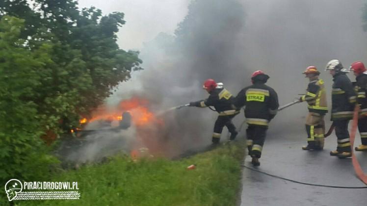 Volkswagen polo dachował i zapalił się. W środku była jedna osoba!