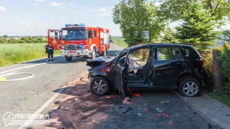 Klucz. Uderzył w betonowe ogrodzenie. Ranne 2 osoby i pies. Interweniował LPR
