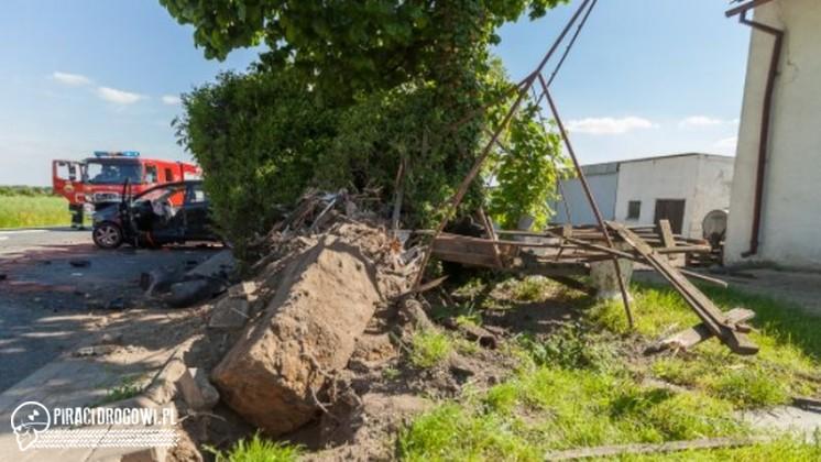 Klucz. Uderzył w betonowe ogrodzenie. Ranne 2 osoby i pies. Interweniował LPR