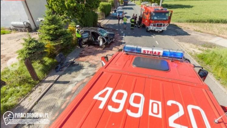 Klucz. Uderzył w betonowe ogrodzenie. Ranne 2 osoby i pies. Interweniował LPR