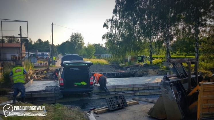 Po informacji o śmierci ojca wjechał w świeżo wylany fundament mostu