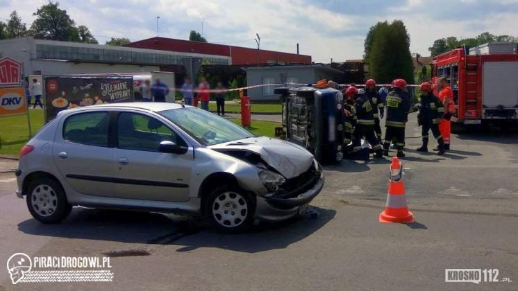 Strażacy wycinali z samochodu poszkodowaną w wypadku w Korczynie
