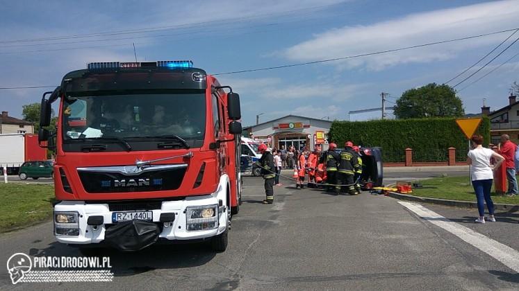 Strażacy wycinali z samochodu poszkodowaną w wypadku w Korczynie