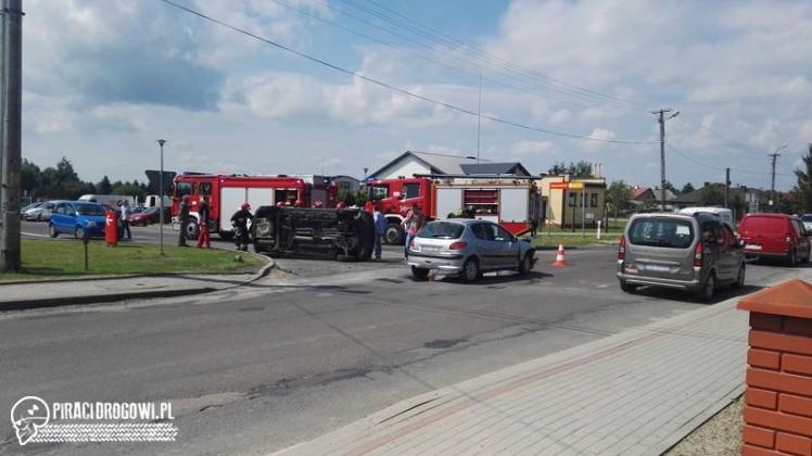 Strażacy wycinali z samochodu poszkodowaną w wypadku w Korczynie