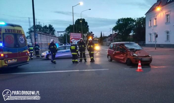 Matiz skasowany przez ciężarówkę, która wjechała na skrzyżowanie na czerwonym!