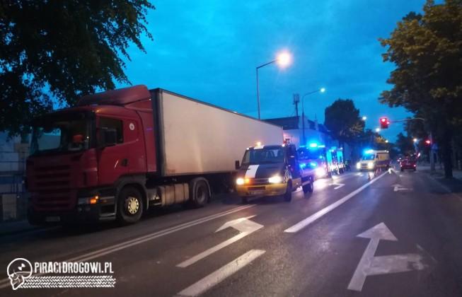 Matiz skasowany przez ciężarówkę, która wjechała na skrzyżowanie na czerwonym!