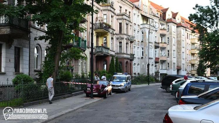 Bez prawka wjechał w latarnię. O młodzieńczej fantazji słów kilka