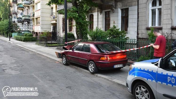 Bez prawka wjechał w latarnię. O młodzieńczej fantazji słów kilka